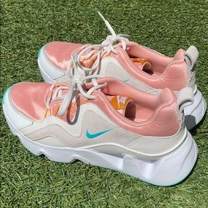 Nike Women’s RYZ 365 stardust/coral size 9